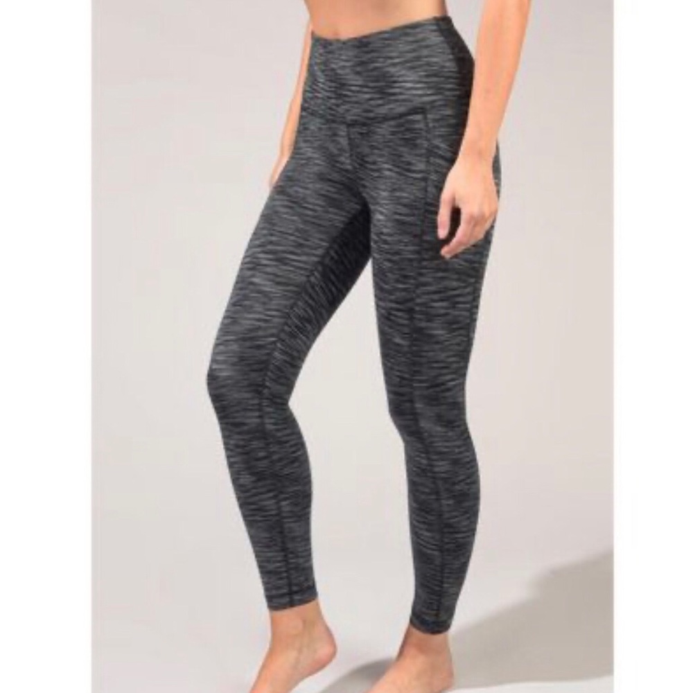 Target Women’s Mid-Rise Reversible 7/8 Leggings, Black Gray Size Medium